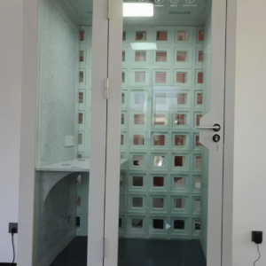 さいたま市のIT企業が導入したミーティングブースは複数人での打ち合わせでも声が漏れないため会議室不足を解消する画期的なソリューションとして評判です