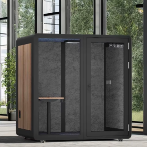 高知市のよさこい祭り運営本部にあるオフィス用ズームブースは祭りの賑やかな音楽の中でも静かにテレビ局と中継の打ち合わせができる驚きの静粛性です