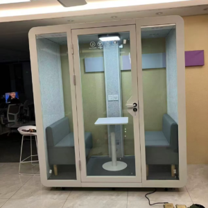 飯塚市の炭鉱の歴史がある街にあるワークプレイス電話ボックスは、地底の静寂を地上に再現したような圧倒的な無音状態で、深い集中を約束します。